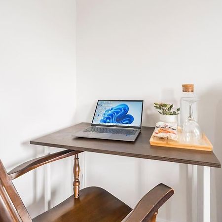 En-Suit Room With Free Dedicated Parking Manchester Exterior foto