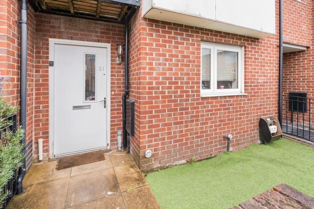 En-Suit Room With Free Dedicated Parking Manchester Exterior foto