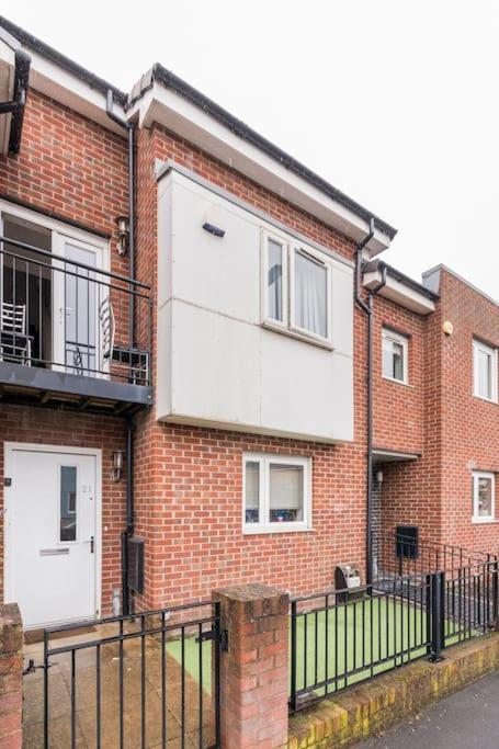 En-Suit Room With Free Dedicated Parking Manchester Exterior foto